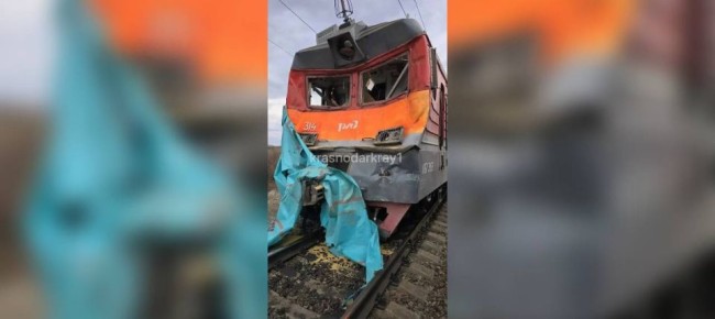 Поезд протаранил грузовик на Кубани. Есть пострадавшие