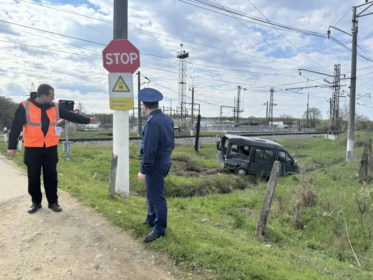 Авто выехало на пути прямо перед грузовым поездом