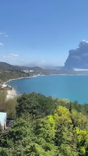 Пожар на НПЗ в Туапсе Краснодарского края после атаки украинских беспилотников