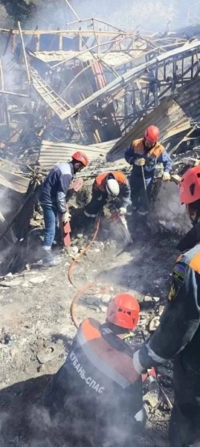 Спасатели разбирают завалы жилого дома в Туапсе