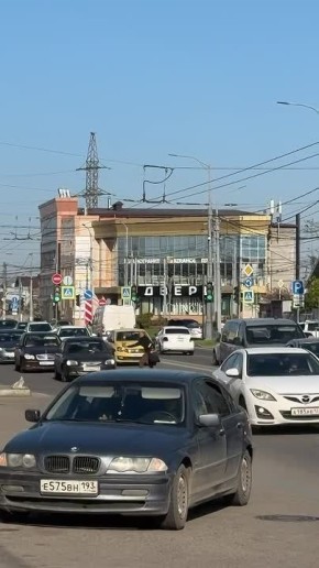 Весеннее обострение: неадекват с цветами парализовал движение на оживленном перекрестке в Краснодаре