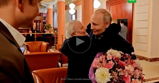 Опубликованы кадры встречи Путина со своей учительницей