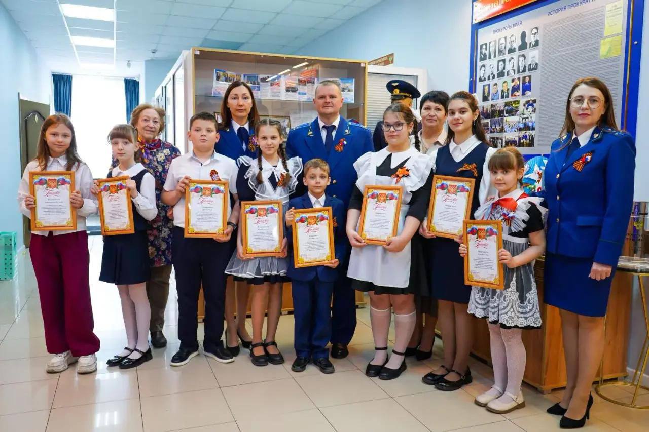 Прокуратурой Кавказского района в преддверии празднования Дня Великой Победы проведен конкурс творческих работ «Фронтовая открытка», а также принято участие в акции «Сад памяти»