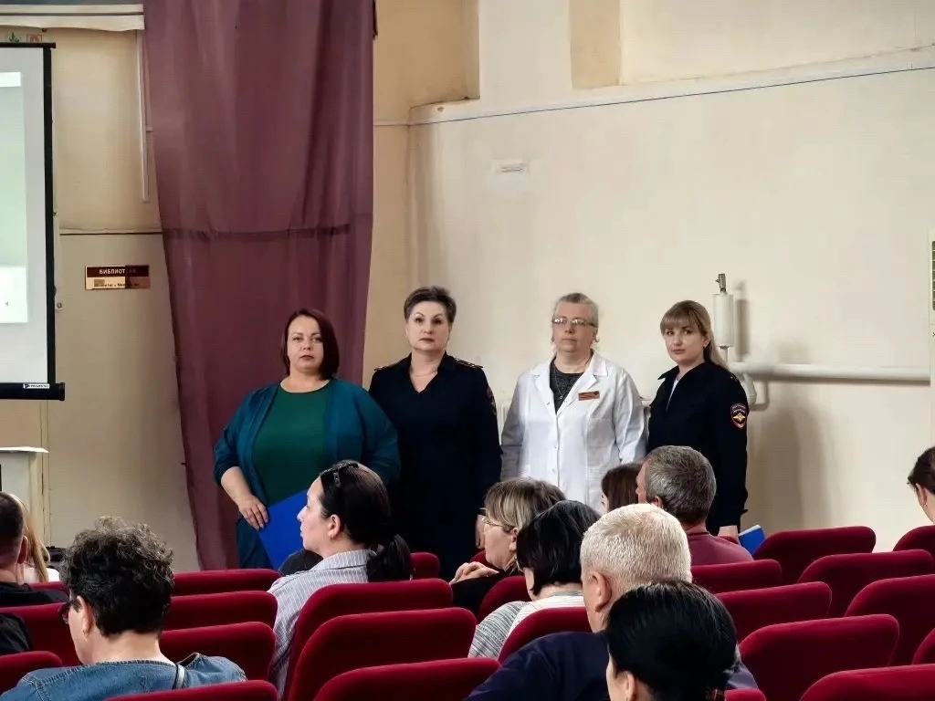 Родителям 2 корпуса Ейского полипрофильного колледжа напомнили о безопасности несовершеннолетних перед началом летних каникул