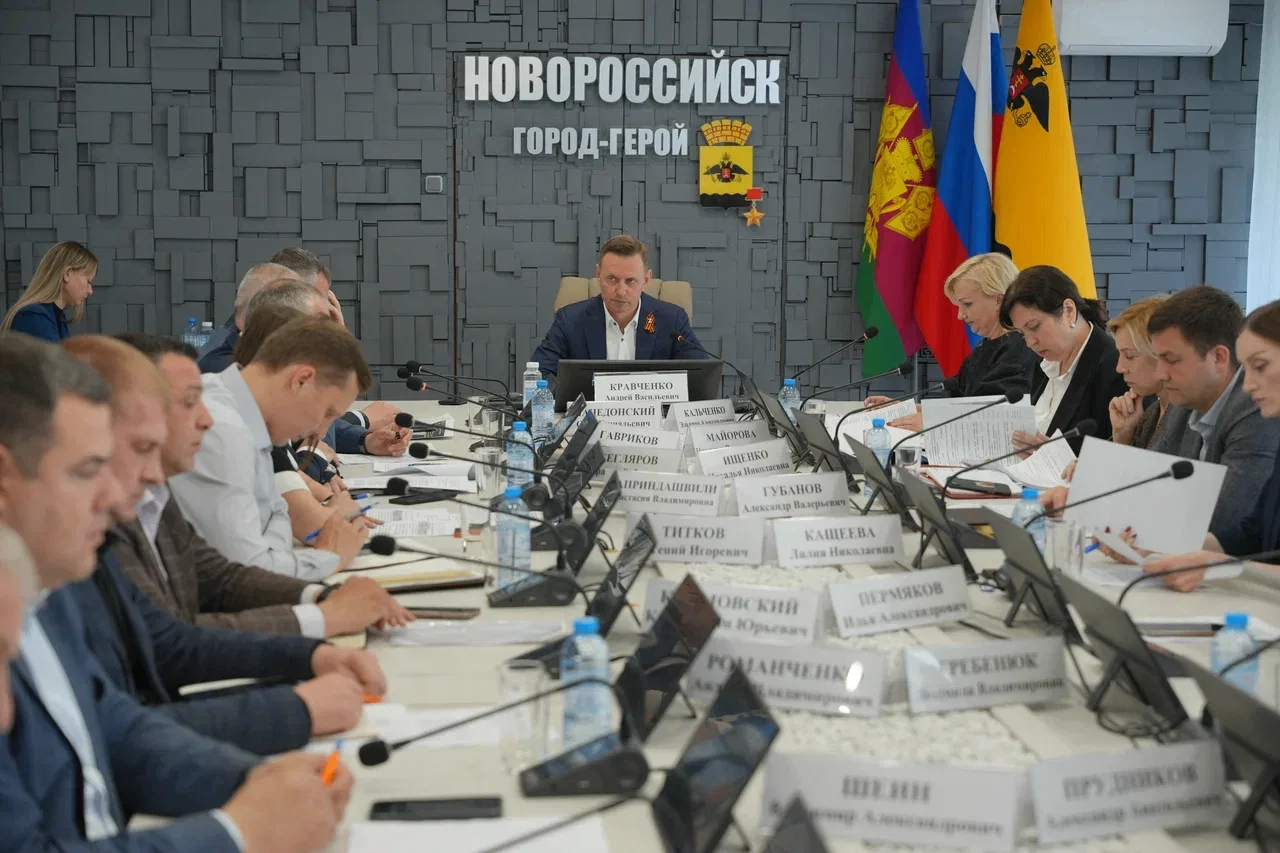 Час контроля: Андрей Кравченко провел совещание с руководителями городских служб