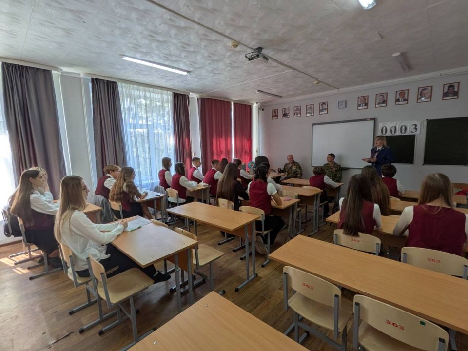 Прокуратурой города Армавира в рамках работы по государственно-патриотическому воспитанию проведена встреча с учащимися общеобразовательного учреждения