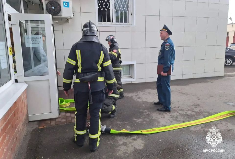 Пожарнотактические учения провели в Тихорецком городском суде огнеборцы Кубани