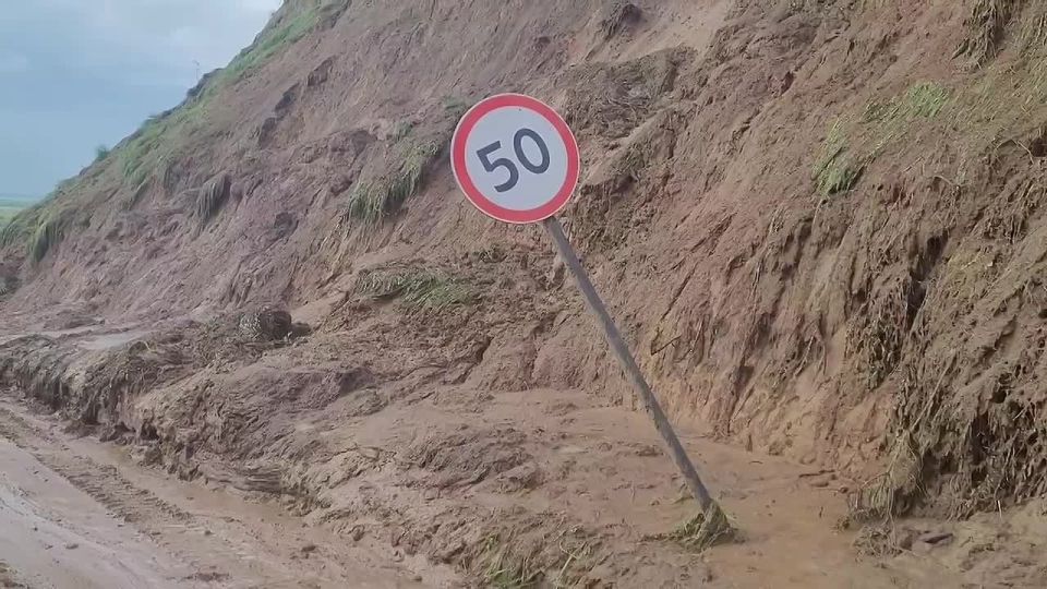 Внимание! Дорога временно закрыта из-за оползня в Усть-Лабинском районе