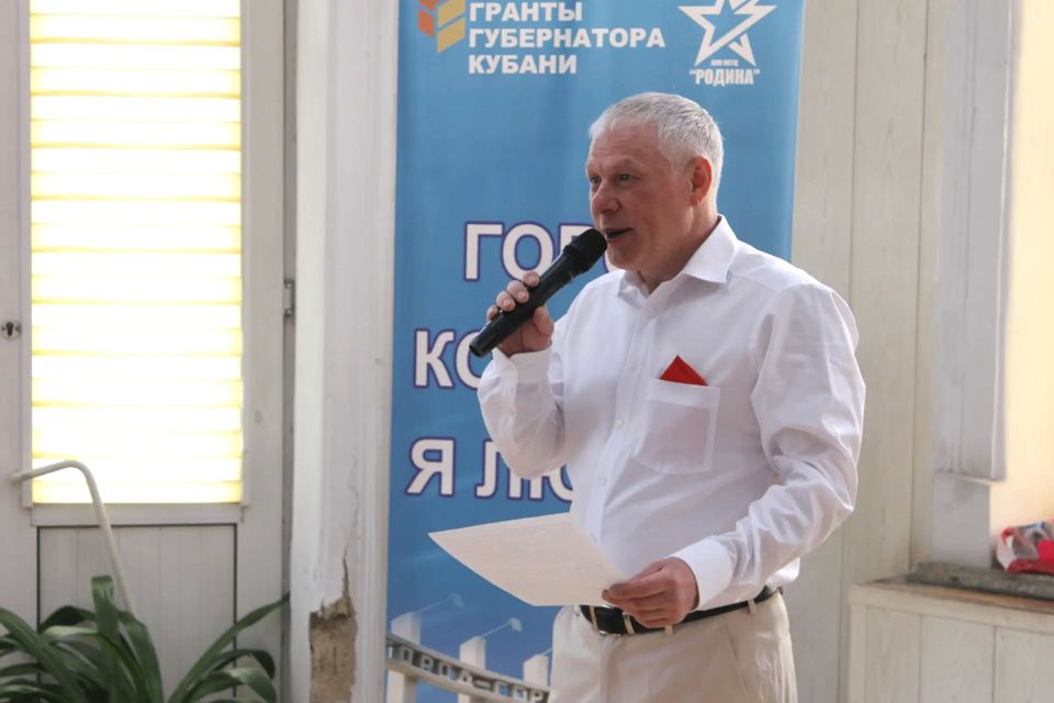 Новороссийский поэт и прозаик представил свой новый сборник стихов «Книга радости»