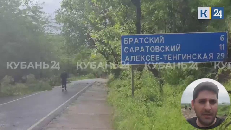 Специалисты расчищают дорогу в Усть-Лабинском районе, на которую вчера вечером сошел оползень