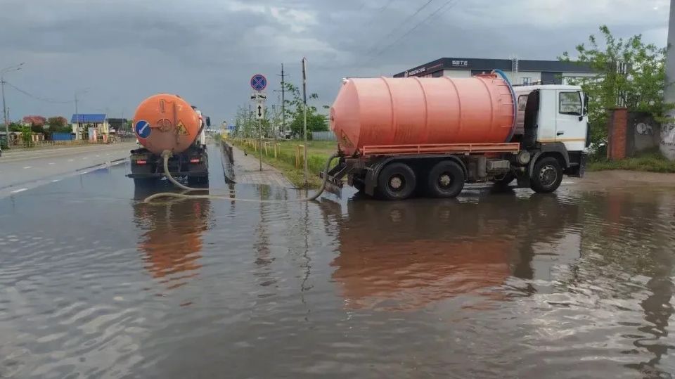 В Краснодаре после ливня продолжают откачивать воду с улиц