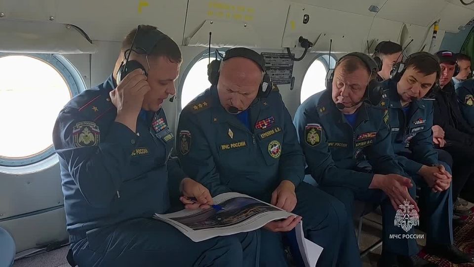Глава МЧС России Александр Куренков осмотрел акваторию Черного моря с борта вертолета
