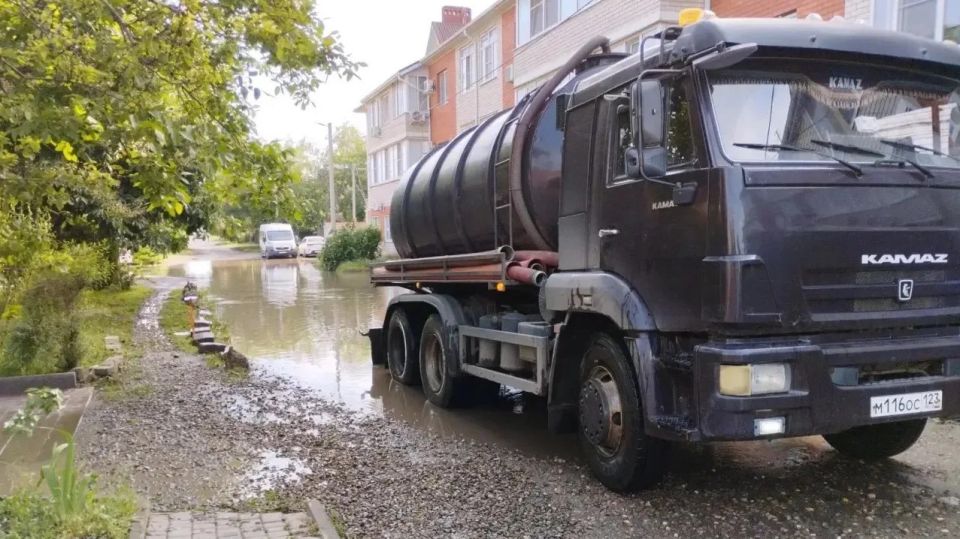 В Краснодаре спецтехника откачивает воду в Музыкальном микрорайоне и посёлке Российском