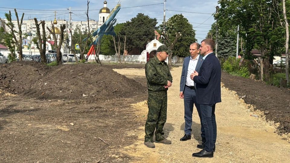 В Краснодаре на пересечении улиц им. Дзержинского и им. Гастелло благоустраивают зелёную зону