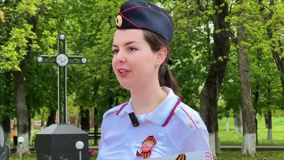 В год 81-й годовщины Великой Победы государственный инспектор БДД отдела Госавтоинспекции по Новокубанскому району старший лейтенант полиции Дарья Зуева держит фронтовые письма своего деда - Николая Богданова