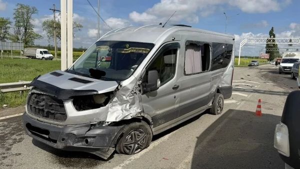 На Кубани женщина на BMW въехала в автобус – пострадали семеро