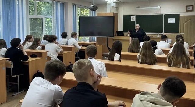 Сотрудники Госавтоинспекции Краснодарского края провели беседы со школьниками о безопасности в летний период