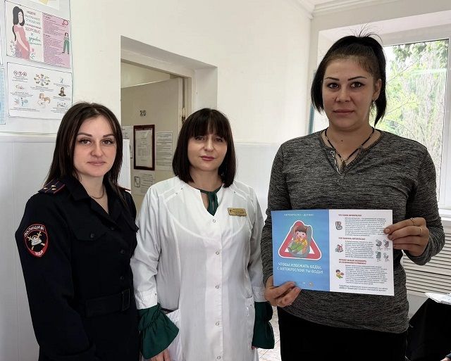 На Кубани сотрудники Госавтоинспекции продолжают проводить профилактические беседы о безопасности дорожного движения для детей и родителей