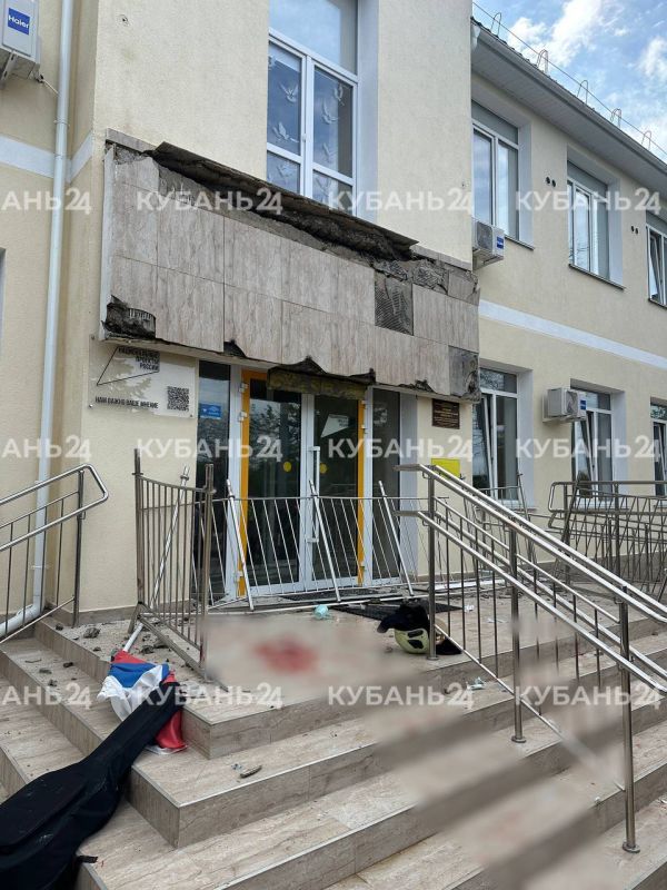 В горбольнице в Севастополе остаются 6 детей, упавших с козырьком в школе