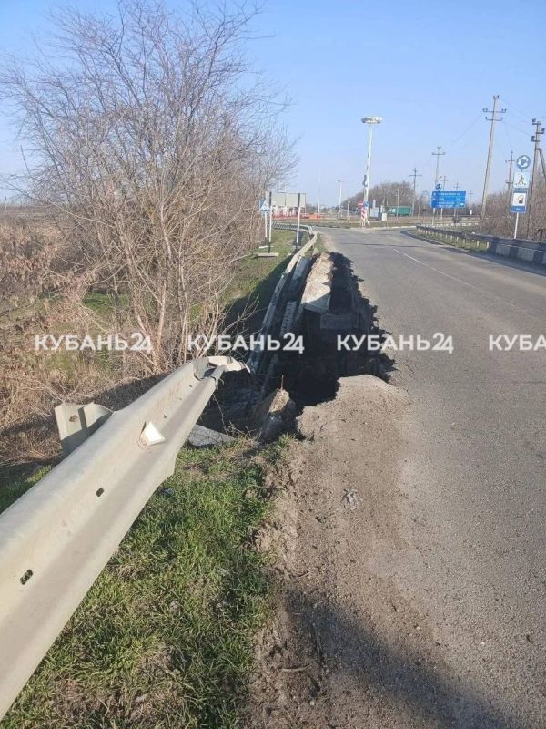 На затянувшийся ремонт провала на мосту пожаловались жители Каневского района