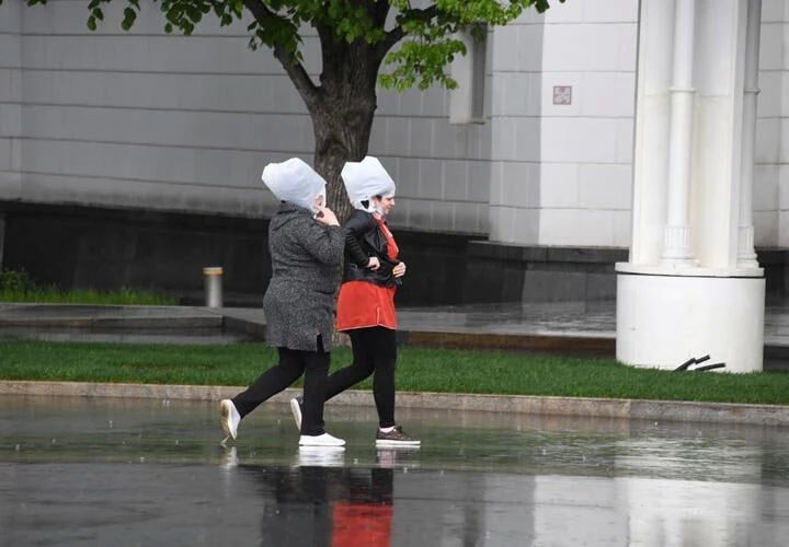 Жители российского города гуляют по улицам в шапочках из пакетов