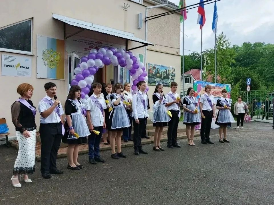 Выпускники пополнили Сад памяти в день последнего звонка