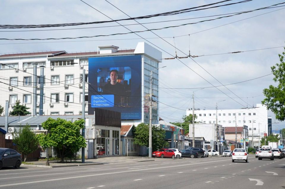 В честь дня предпринимателя на билбордах Краснодара показали лица местных бизнесменов