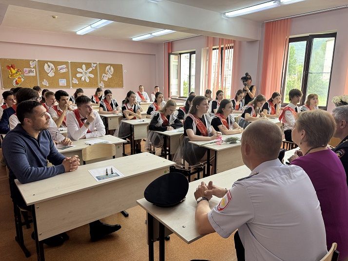 В Геленджике прозвенел последний звонок для выпускников «полицейских классов»