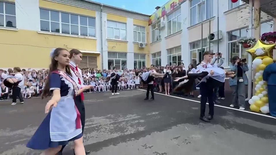 В добрый путь, выпускники!
