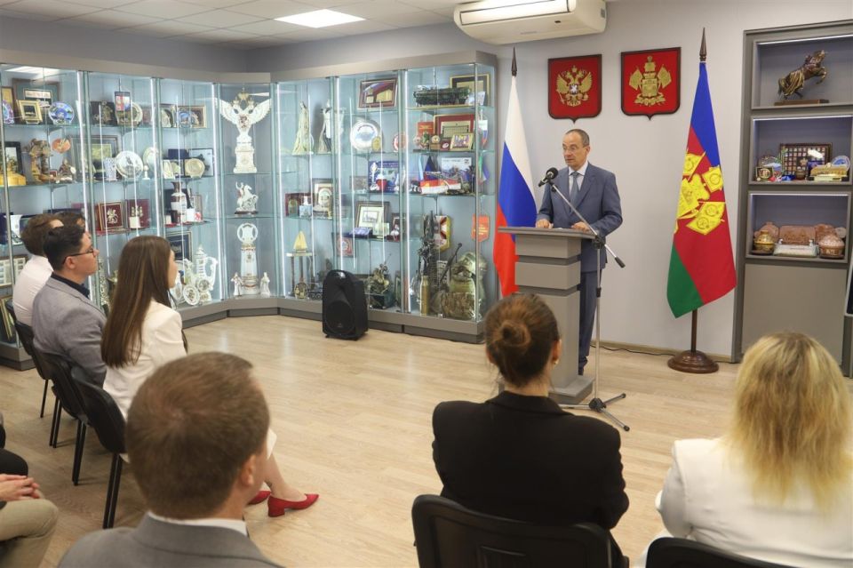 Юрий Бурлачко вручил кубанским журналистам награды ЗСК