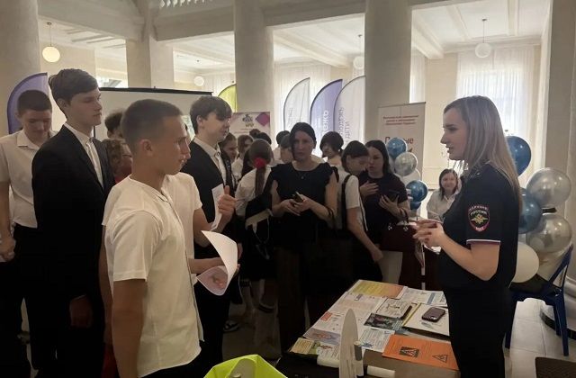 На Кубани автоинспекторы провели межшкольное занятие для учащихся по дорожной безопасности