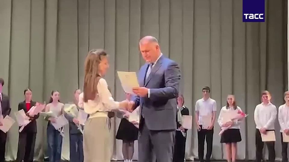 Президент Южной Осетии Алан Гаглоев наградил участников и победителей конкурса сочинений "Три столетия ратной славы воинов Южной Осетии", который предоставил возможность рассказать о героях осетинского народа разных поколений