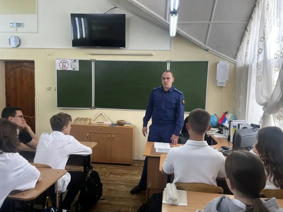 Работники Анапской межрайонной прокуратуры в преддверии летних каникул посетили школы и провели профилактическую работу с несовершеннолетними