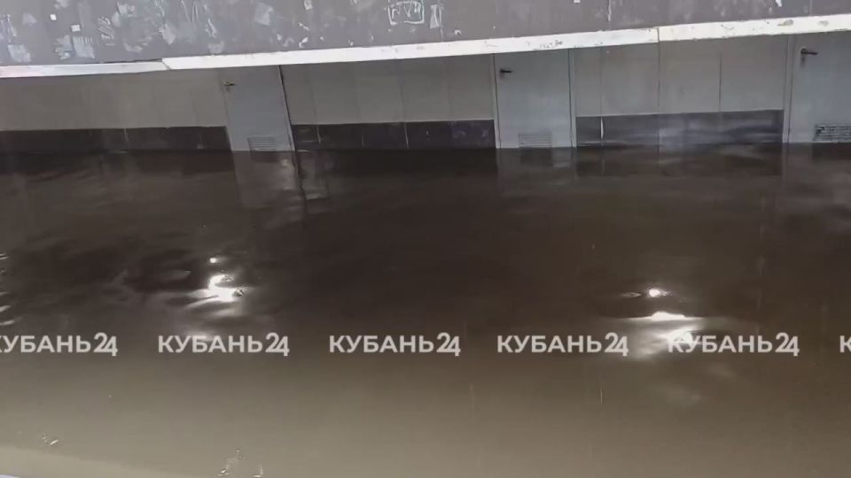 В бассейн превратился подземный переход в районе стадиона «Кубань» в Краснодаре