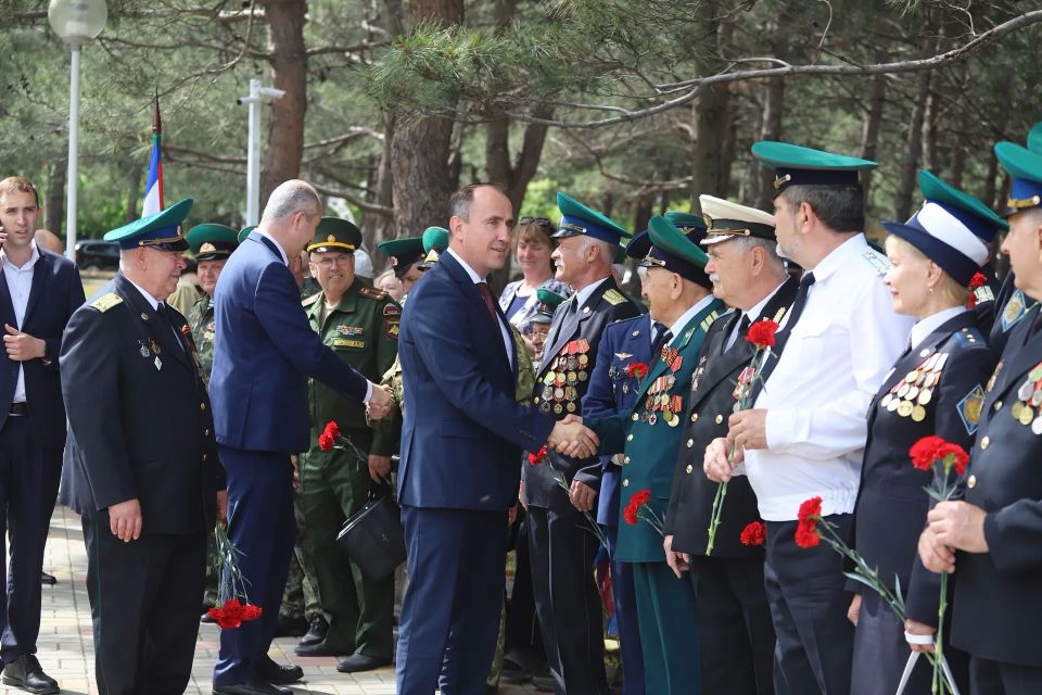 Алексей Богодистов: Вместе с ветеранами пограничной службы, военнослужащими, жителями и молодежью Геленджика приняли участие в памятной акции, посвящённой Дню пограничника