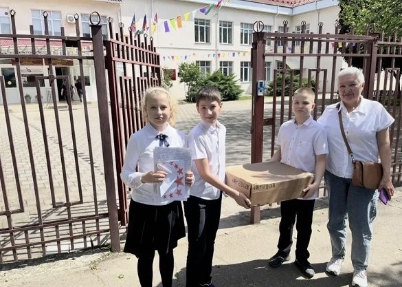 В Усть-Лабинске полицейские, общественники и школьники собрали гуманитарную помощь для военнослужащих