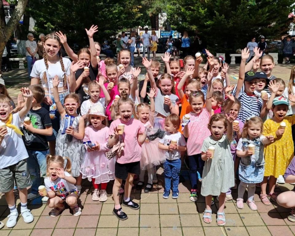 Афиша к Международному дню защиты детей в округах Геленджика