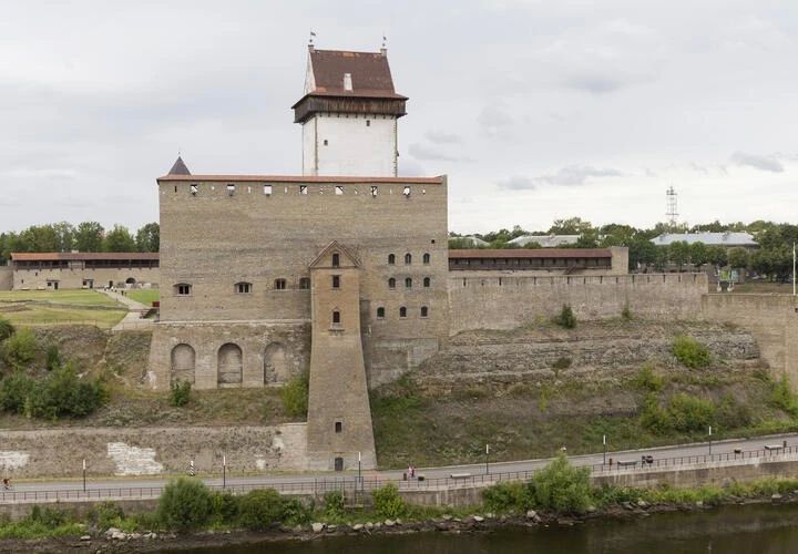 Власти Эстонии решили уничтожить образ Нарвы как «города 9 Мая» и «города одного танка»