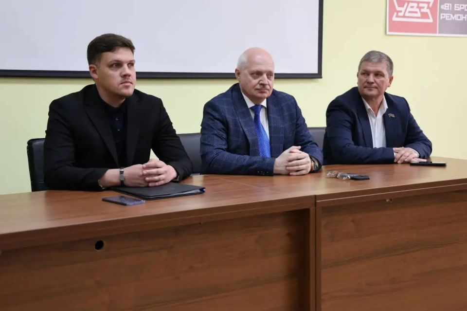 Андрей Харченко: На 81-ом бронетанковом ремонтном заводе вместе с министром промышленности Краснодарского Края Дмитрием Николаевичем Хмелько наградили сотрудников медалями ордена «За заслуги перед Отечеством II степени»