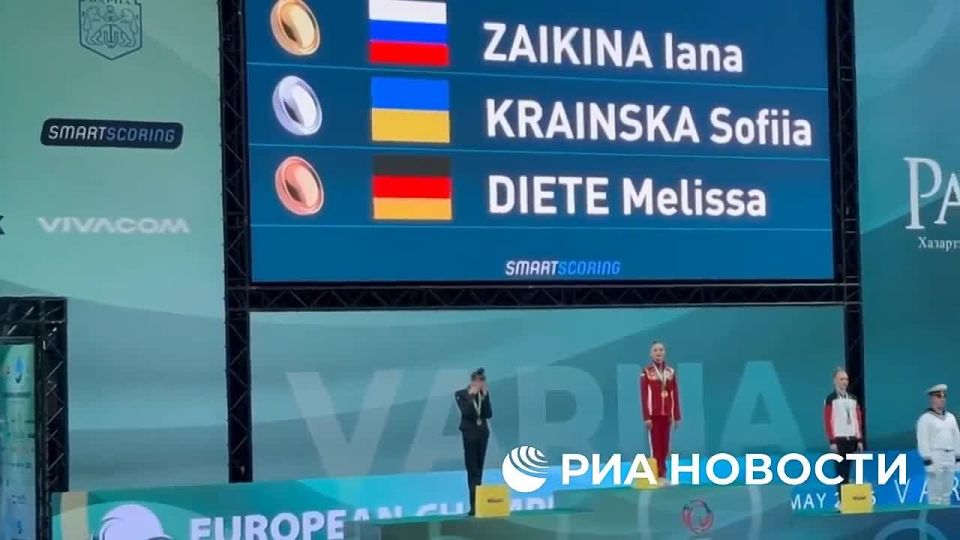 Украинская гимнастка София Краинская закрыла глаза и уши во время звучания российского гимна на церемонии награждения
