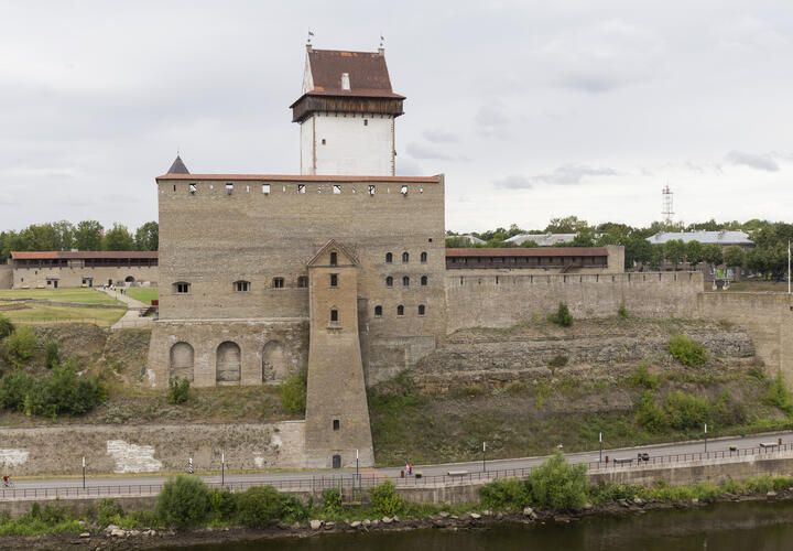 Эстонские власти хотят разрушить образ Нарвы как «города одного танка и 9 Мая»