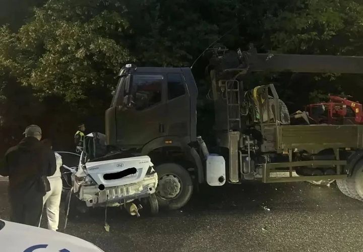 Машину буквально смяло под кабиной манипулятора: страшное ДТП случилось в Сочи, погибли трое совсем молодых людей