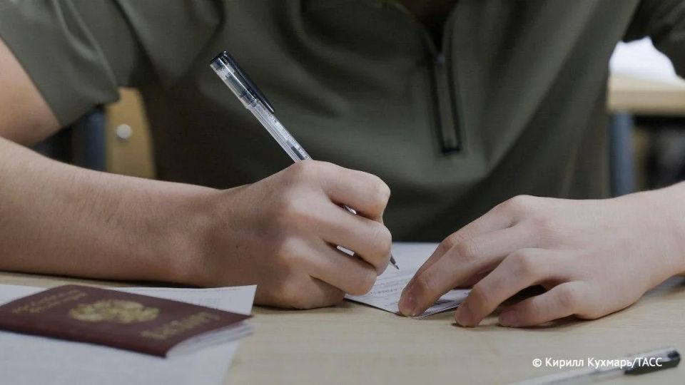 Некоторые вузы учитывают итоговое сочинение как индивидуальное достижение и могут добавить до 10 баллов к результатам ЕГЭ, сообщила ТАСС эксперт Минпросвещения Татьяна Рассолова