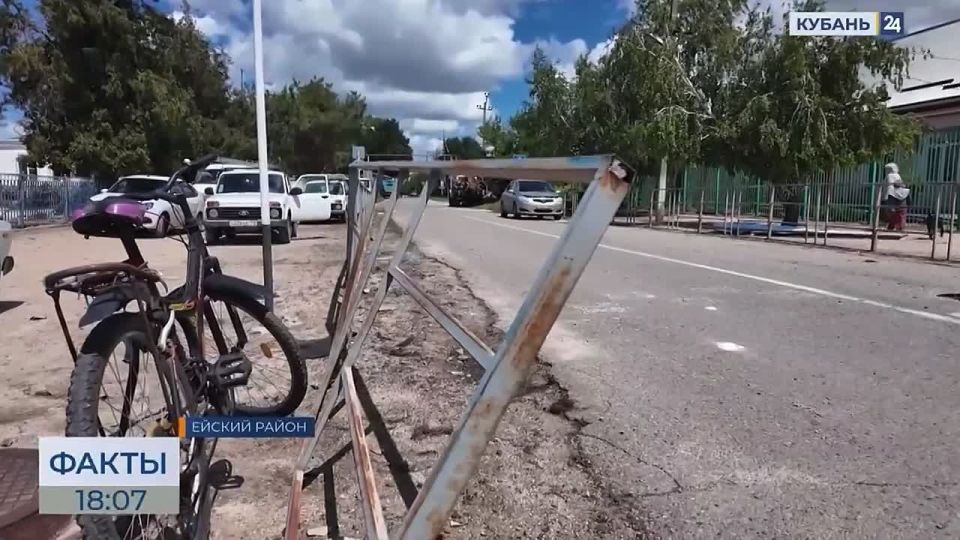Сорвало крышу, искорёжило металлический забор, бетонную опору переломило, как спичку