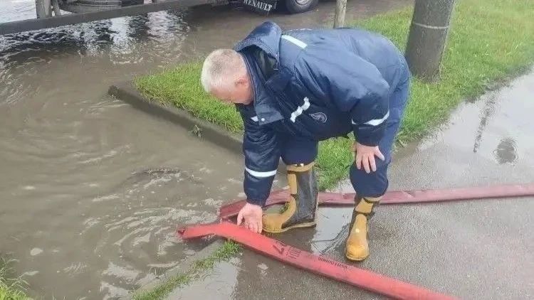 В откачке дождевой воды в Краснодаре задействованы больше 50 специалистов, 35 единиц спецтехники и 16 мотопомп