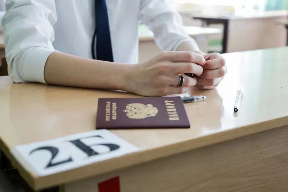 В первый день на ЕГЭ одиннадцатиклассники сдадут химию, литературу и историю