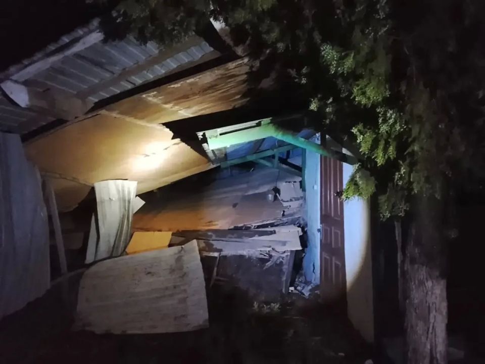 В Ейском районе из-за непогоды повредило крышу дома