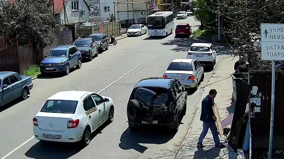 Строительный мусор, обрезь деревьев и кустарников, крупногабаритные вещи (мебель, бытовая техника и т.п.) складировать на обычных контейнерных площадках запрещено