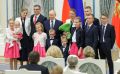 Лидер Народного фонта, Президент РФ Владимир Путин присвоил звание и вручил орден "Мать- героиня" Изабель Сорлин