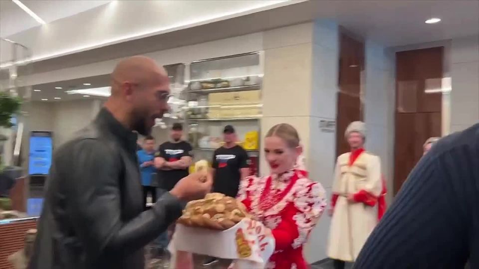 Скандальный блогер и бывший кикбоксер Эндрю Тейт прилетел в Россию